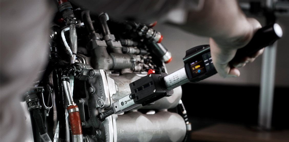 Verschraubung mit dem Drehmomentschlüssel am Motorblock