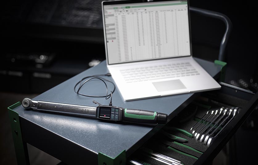 Torque wrench is configured with SensoMaster software from STAHLWILLE