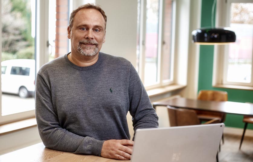 Ansprechpartner für Azubis, Andreas Kolfhaus, vor Laptop