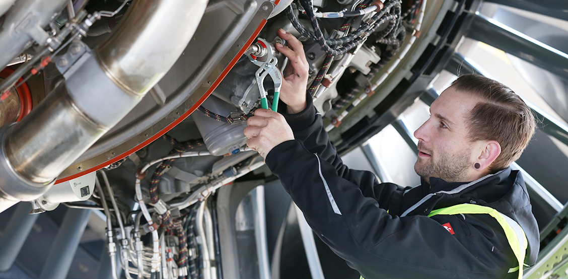 Employee performs maintenance work on a turbine with a STAHLWILLE tool