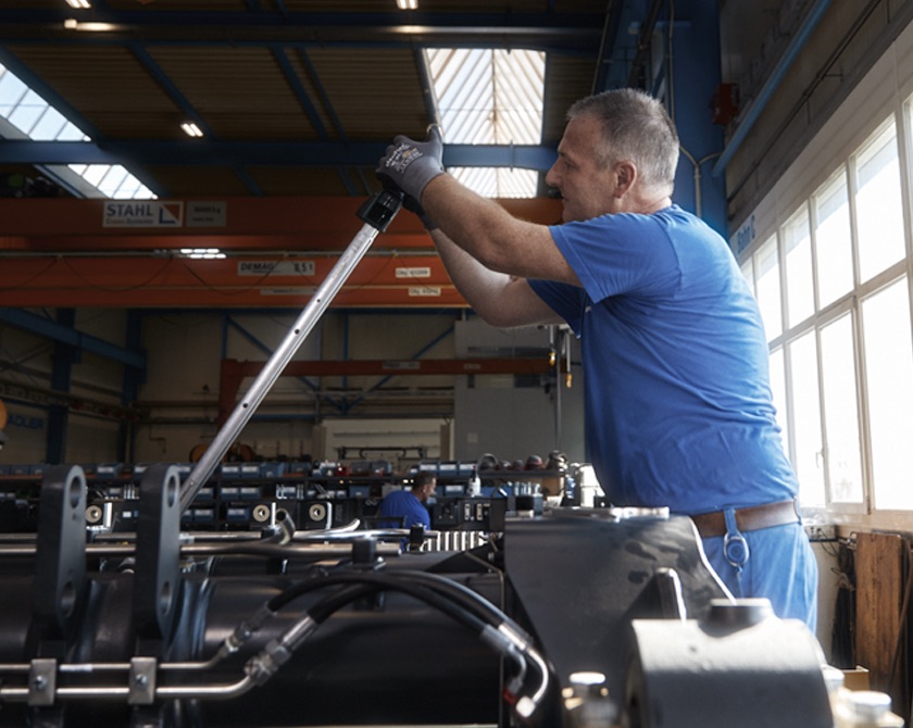 A man is using MANOSKOP® 766 from STAHLWILLE