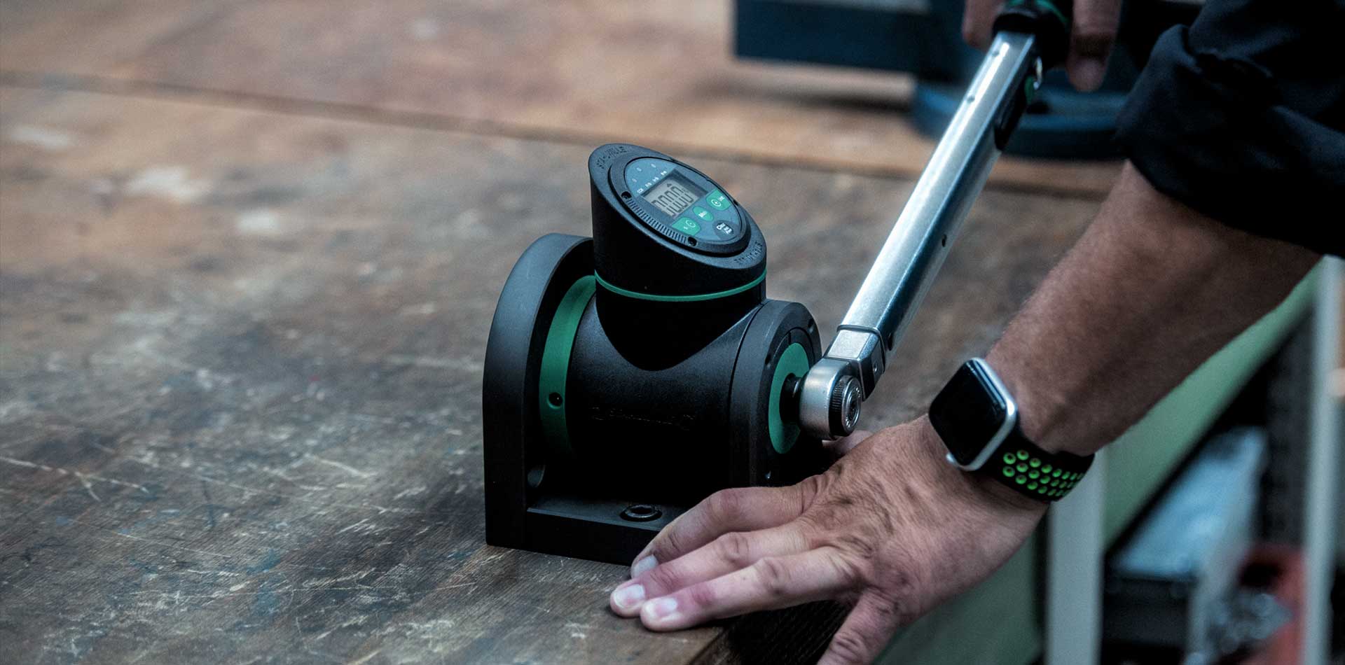 Empleado de STAHLWILLE utilizando un comprobador para llaves dinamométricas  