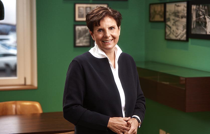 Gabriele Heinze schaut in die Kamera