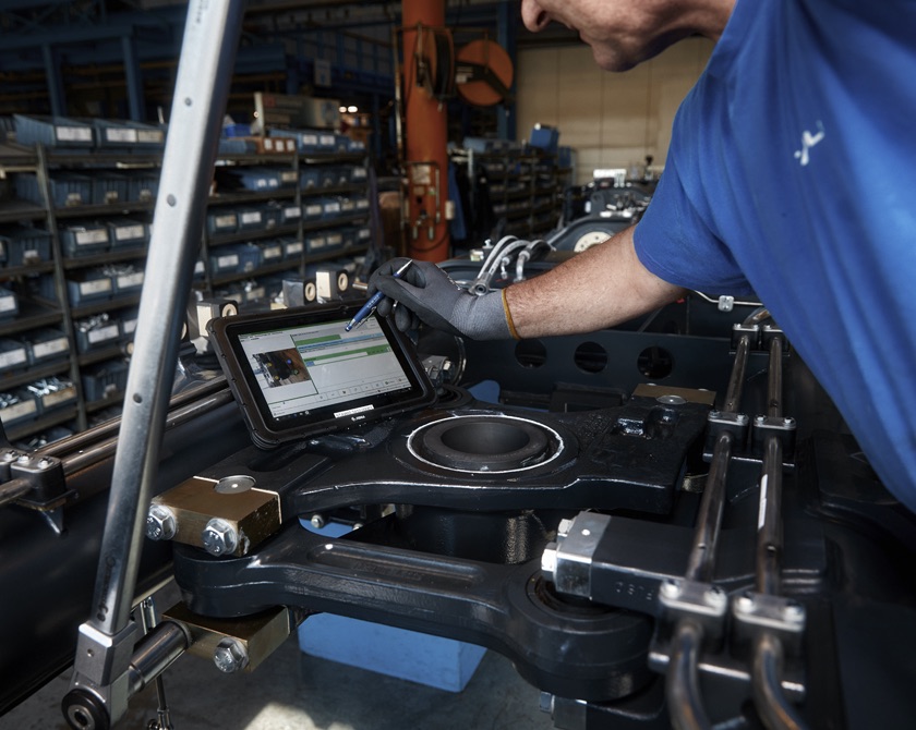 A man uses DAPTIQ® software to connect tools on a tablet
