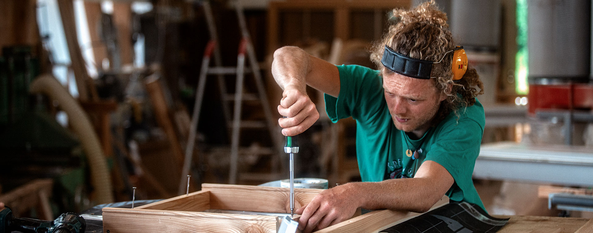 Un artisan utilisant un tournevis STAHLWILLE