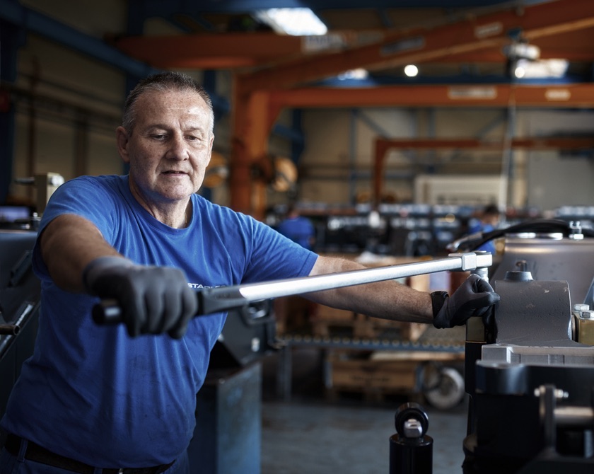 Man using DAPTIQ® torque wrenches from STAHLWILLE