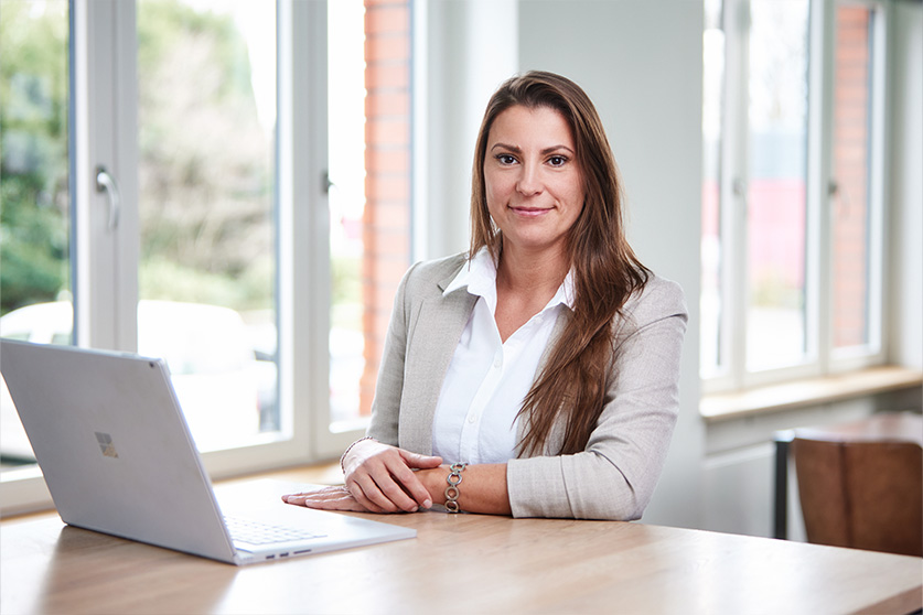 HR-Ansprechpartnerin, Nadine Loncaric, schaut in die Kamera