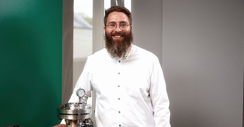 STAHLWILLE employee smiles to the camera