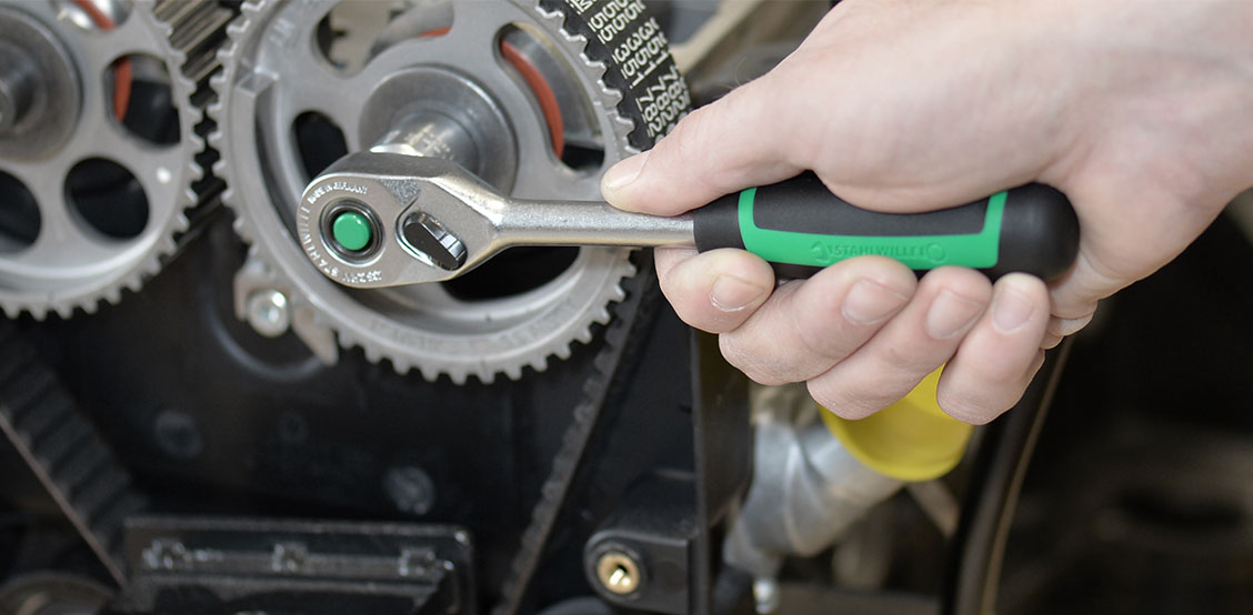 Screwing with a ratchet 