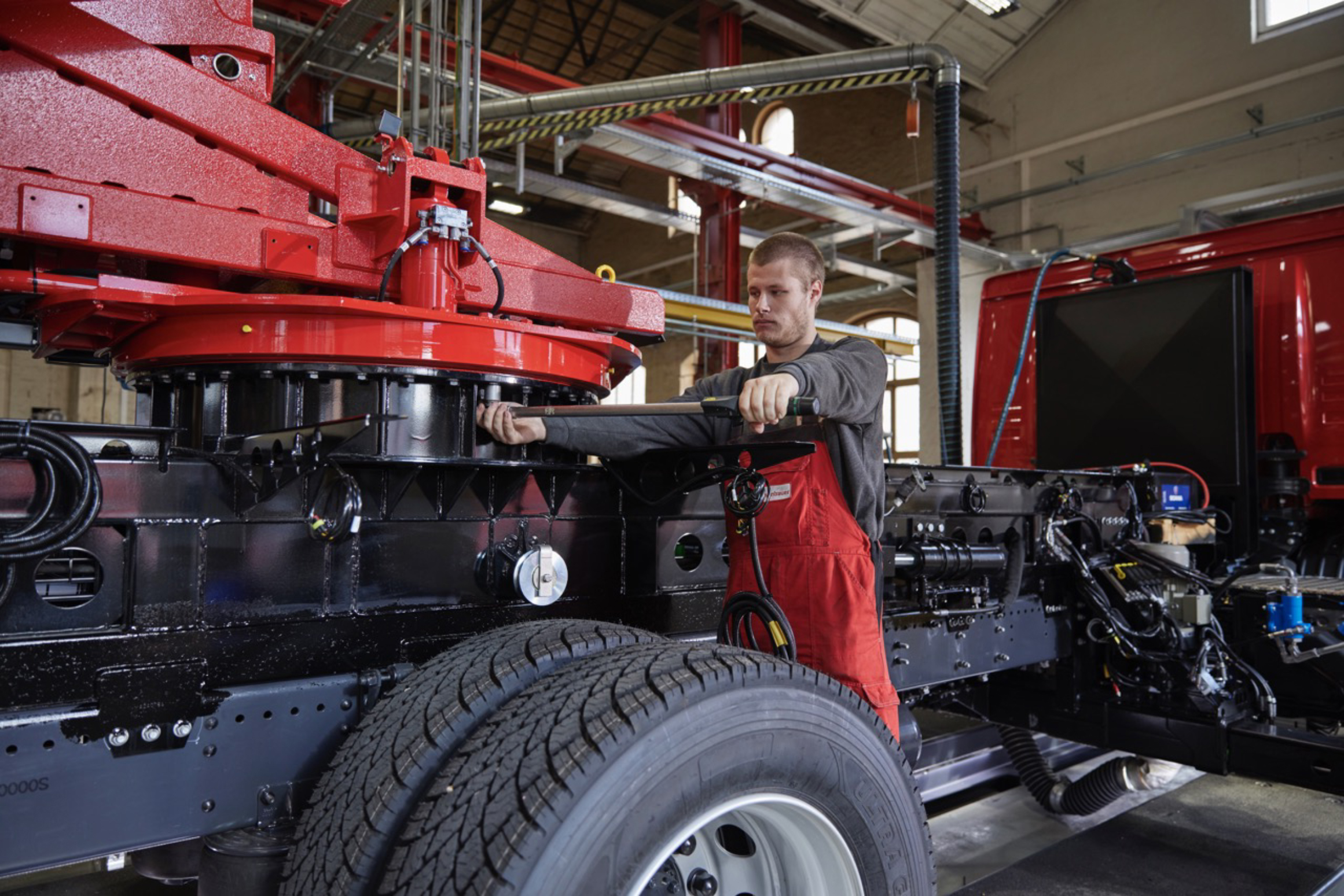 The wireless electromechanical torque wrench from STAHLWILLE is used during assembly work