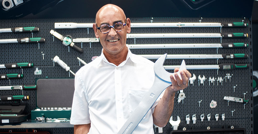 Opérateur de l’assistance technique souriant à la caméra