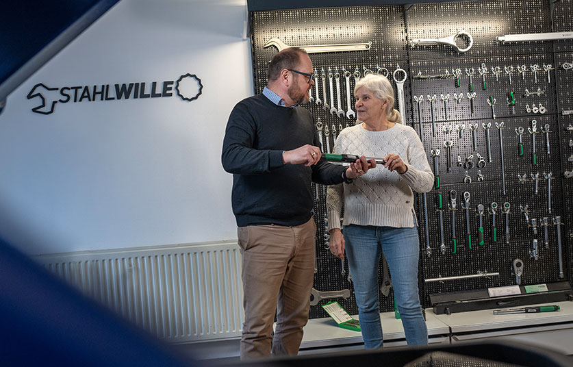 Två STAHLWILLE-medarbetare