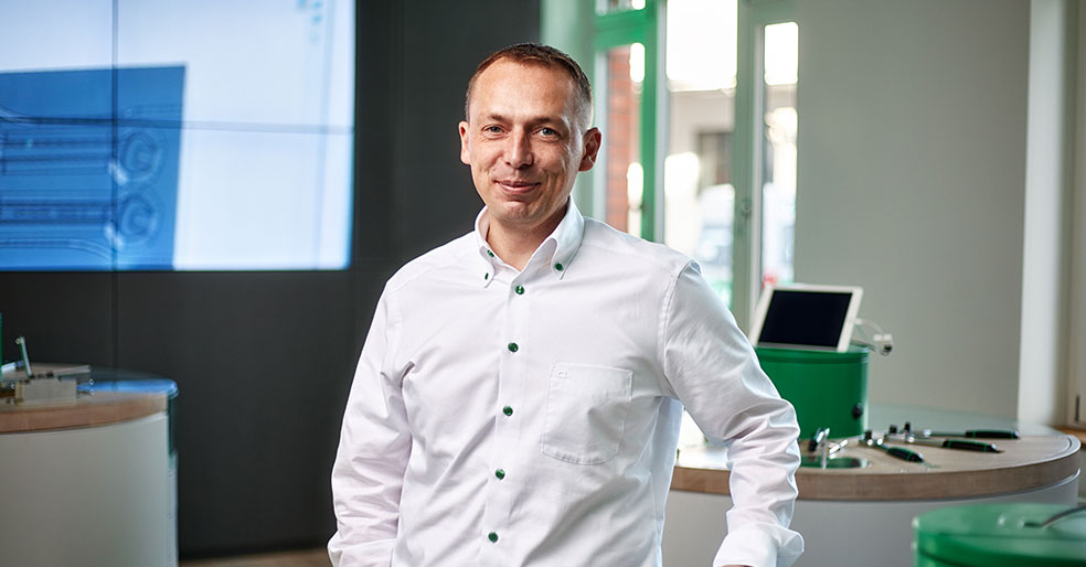 Mitarbeiter von STAHLWILLE steht im Schulungszentrum