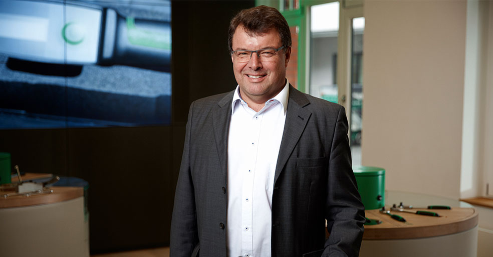 Gabriele Heinze schaut in die Kamera