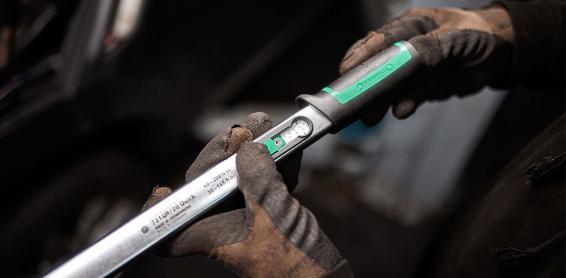 Mechanical torque wrench from STAHLWILLE is adjusted by the worker.
