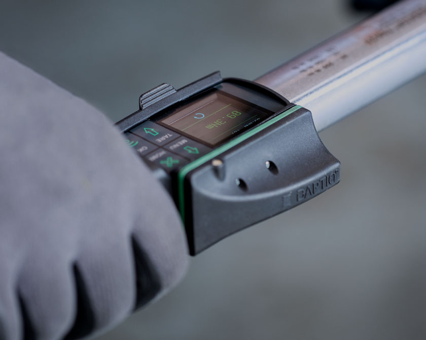 Close-up shot of the STAHLWILLE DAPTIQ® torque wrench in use
