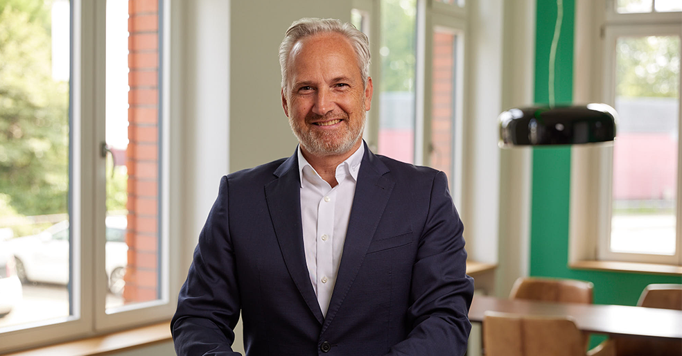  Ansprechpartner lächelt in die Kamera