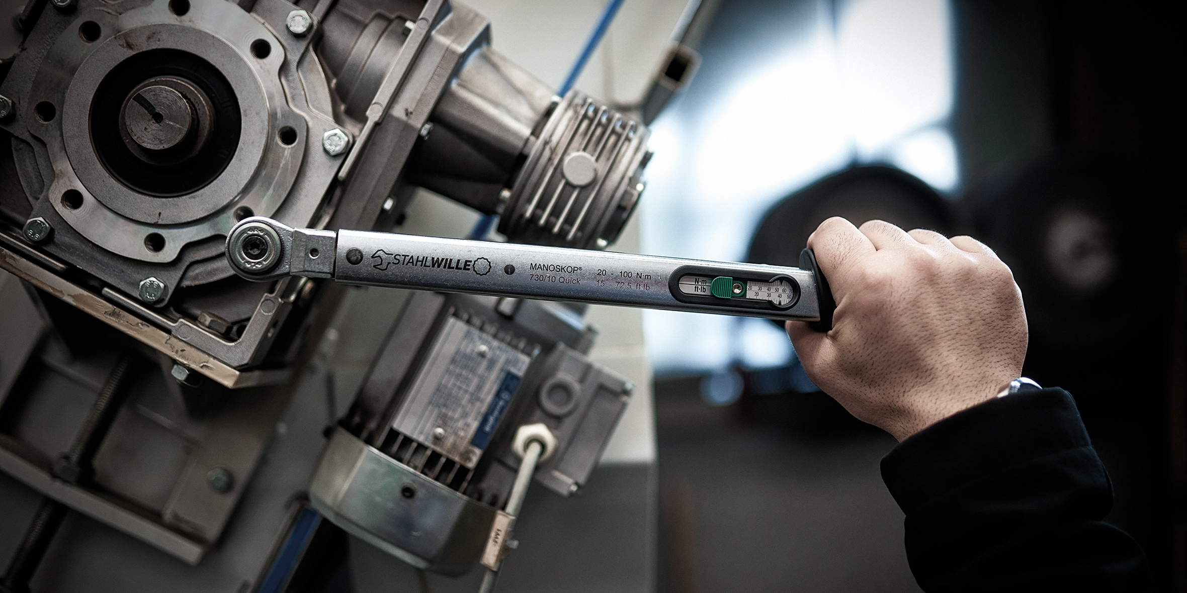 La llave dinamométrica 730Quick se utiliza en una máquina para apretar un perno