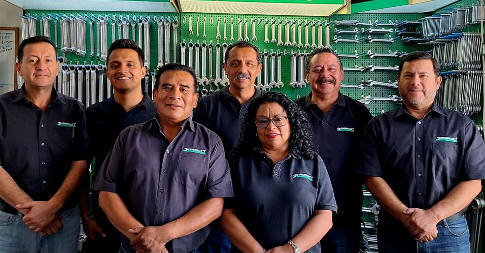 Persona de contacto para descargas sonriendo a la cámara